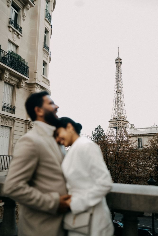 Nireeksha & Vibhu, The Louvre and the Eiffel Tower, Paris, photograph 4